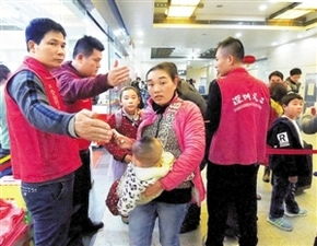 春運(yùn)第一線，紅馬甲人工搬運(yùn)服務(wù)溫暖回家路